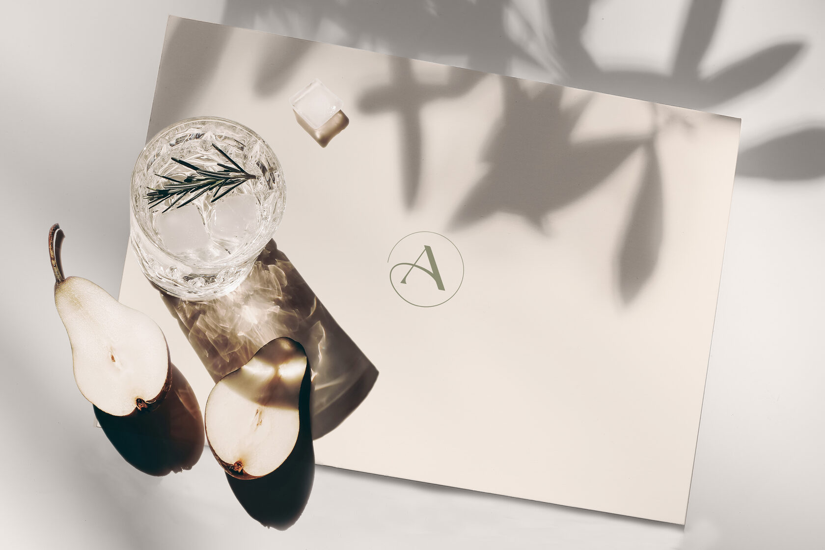 Le favole di Alice card with round A monogram