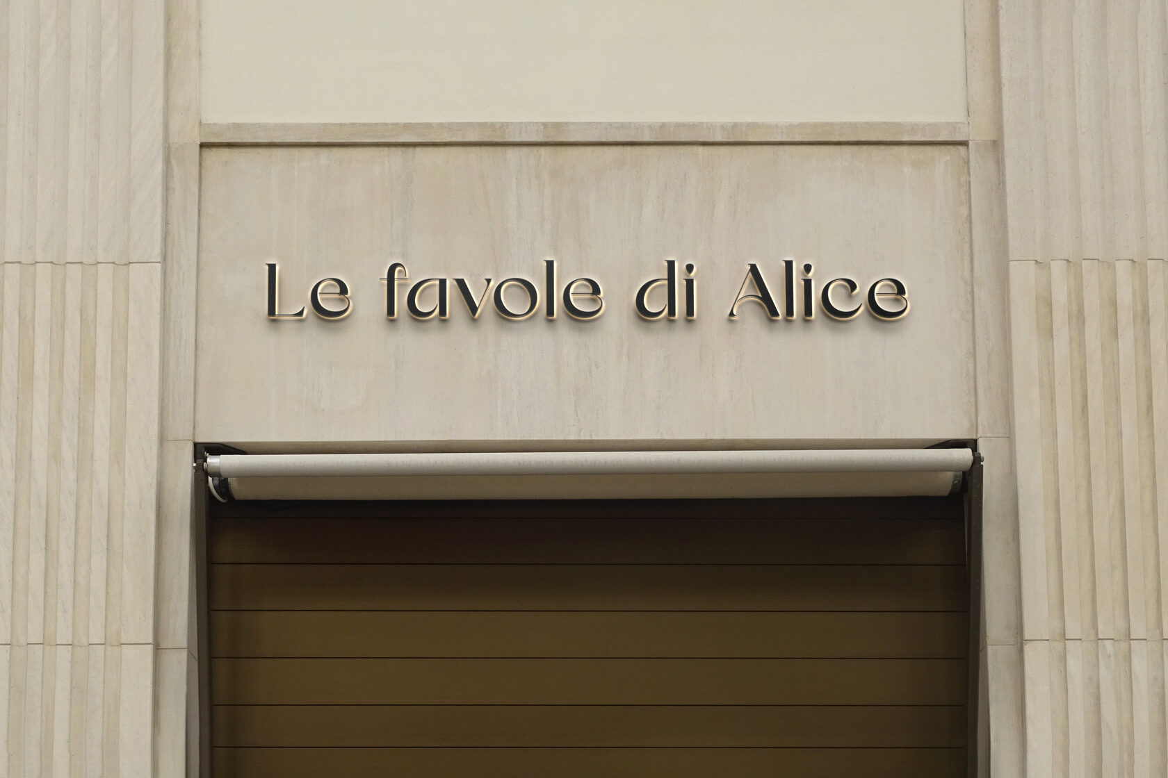 Le favole di Alice shop sign